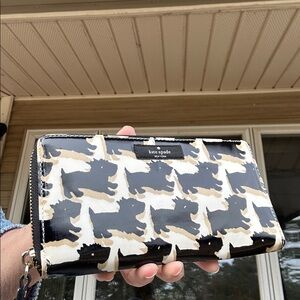 Kate Spade Black and Tan Scottie Wallet-
Excellent Condition